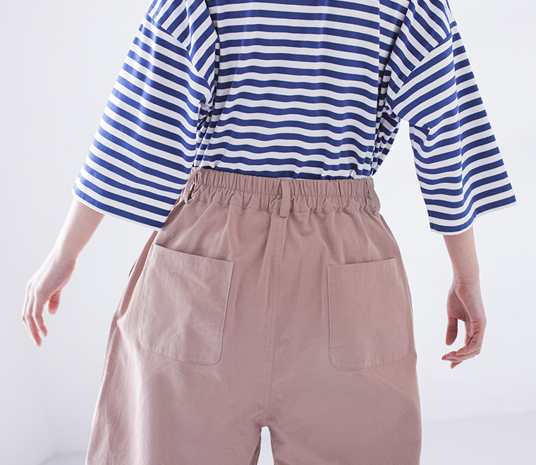 ピンクパンツのバックポケットとウエストディテールが見える後ろ姿