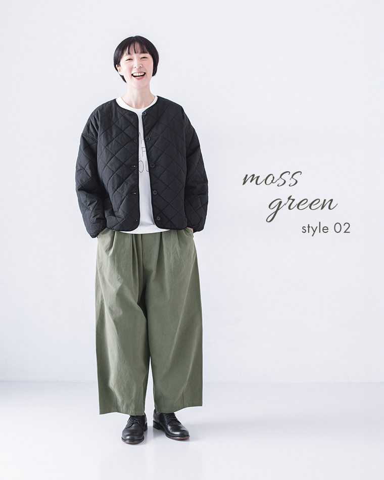 ブラックのキルティングジャケットとモスグリーンのワイドパンツを合わせたの全身コーディネート