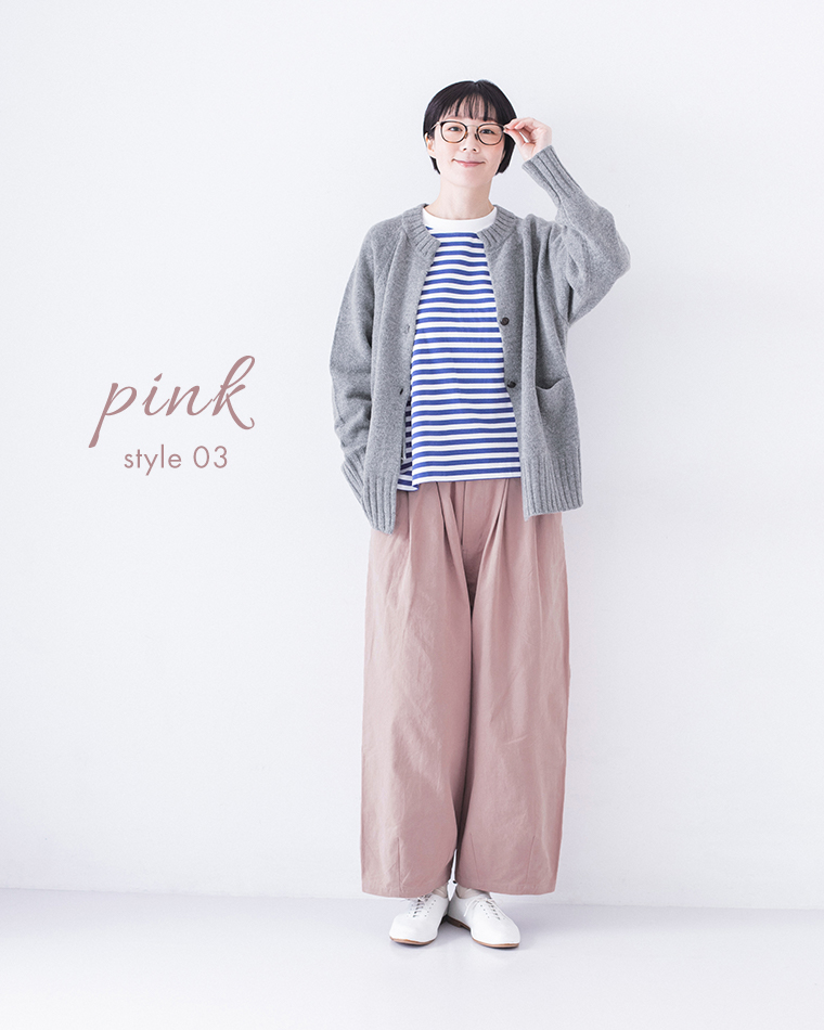 グレーのカーディガンとピンクのパンツを合わせたの全身コーディネート