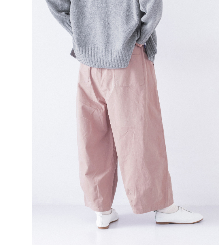 グレーニットとピンクのパンツを組み合わせたカジュアルスタイルの下半身アップ