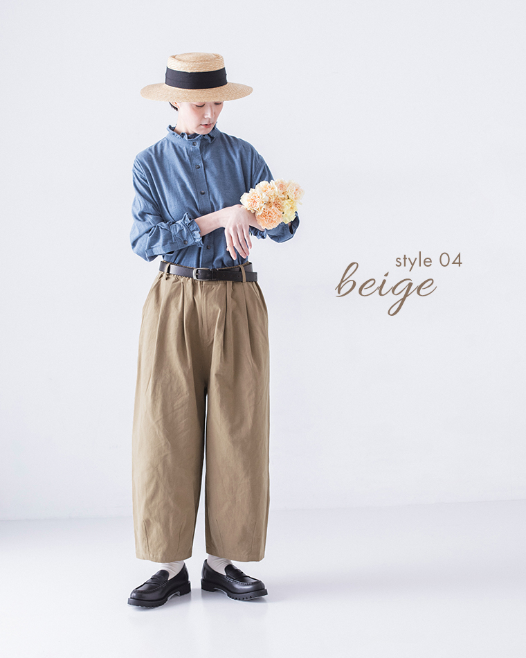 ストローハットとフリル襟シャツ、ベージュのパンツを合わせたの全身コーディネート