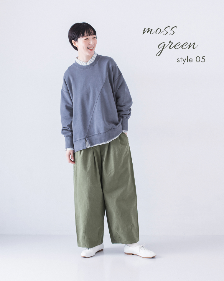 ブルーのスウェットとモスグリーンのパンツを合わせたの全身コーディネート