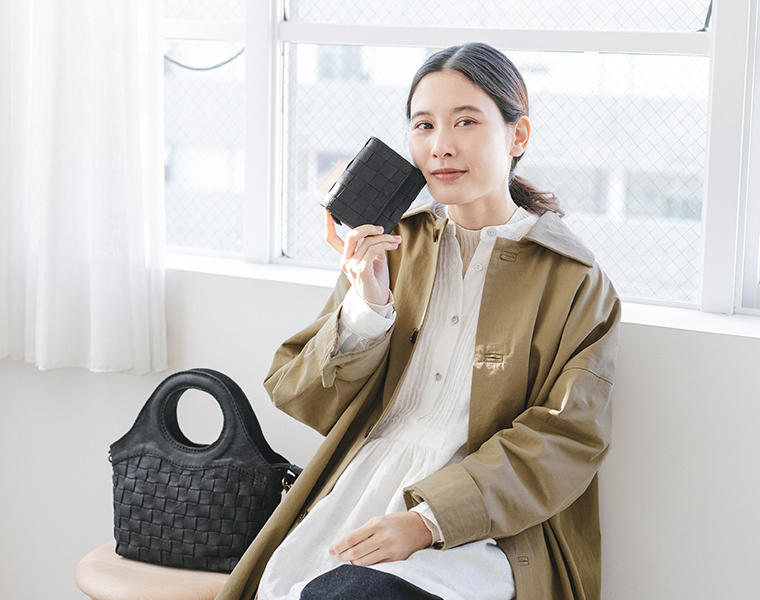 zuccheroのレザーメッシュ繰手2wayトートとレザーメッシュ三つ折財布を合わせたコーディネート