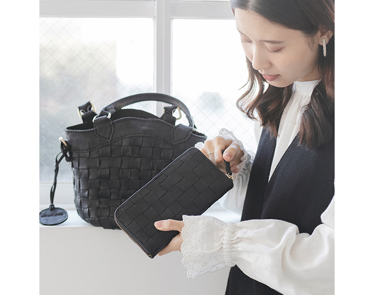 zuccheroのレザーメッシュラウンド財布を手に持った使用イメージ