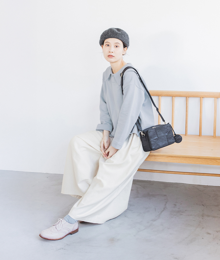 zuccheroのレザーメッシュお財布ショルダーを肩にかけた女性モデルの全身スタイル