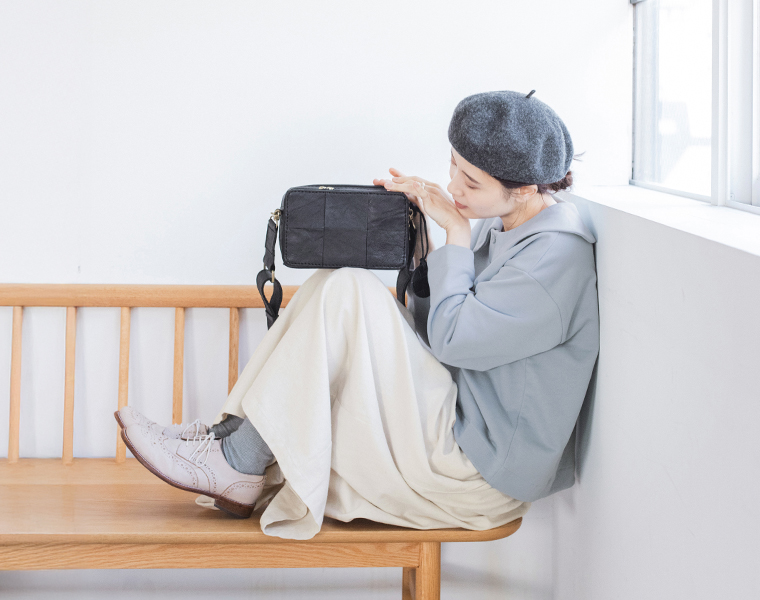 zuccheroのレザーメッシュお財布ショルダーを膝に乗せたスタイル