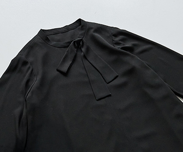 ブラックのボウタイAラインワンピースを平置きにした商品画像