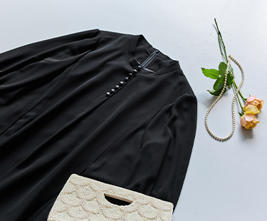 ボタンフレアワンピースとクラッチバッグ パール ネックレスを合わせたイメージカット