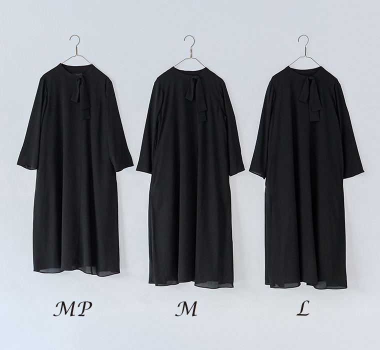 ボウタイAラインワンピースのMP M Lサイズを並べたハンガー掛け商品画像