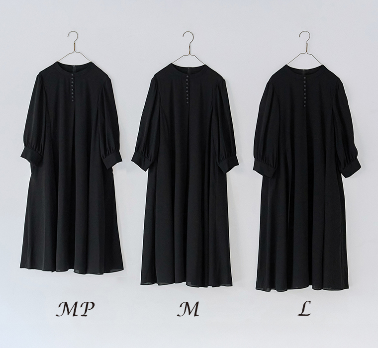 ボタンフレアワンピースのMP M Lサイズを並べたハンガー掛け商品画像