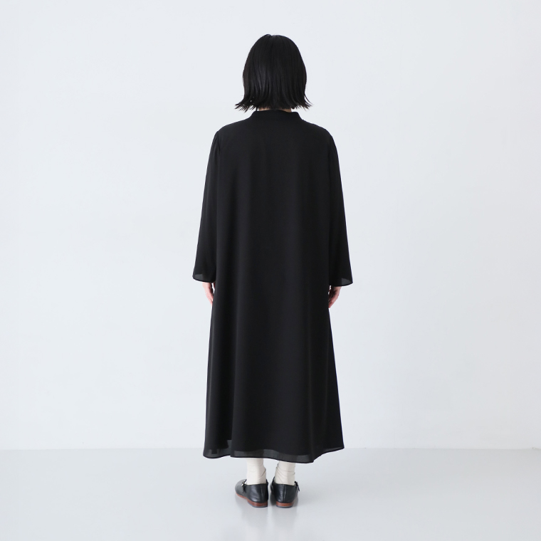 ボウタイAラインワンピースMPサイズを着たスタッフ（149cm）のバックシルエット