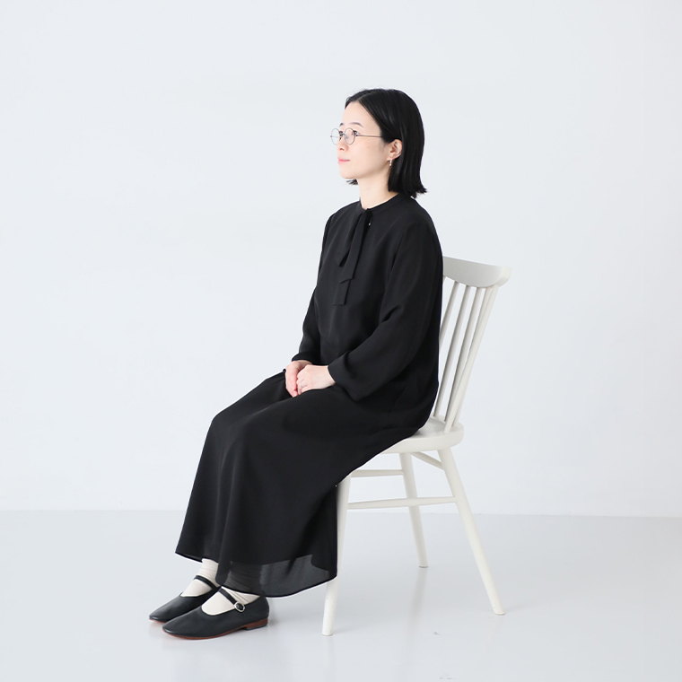 ボウタイAラインワンピースMPサイズを着たスタッフ（149cm）が椅子に座ったコーディネート