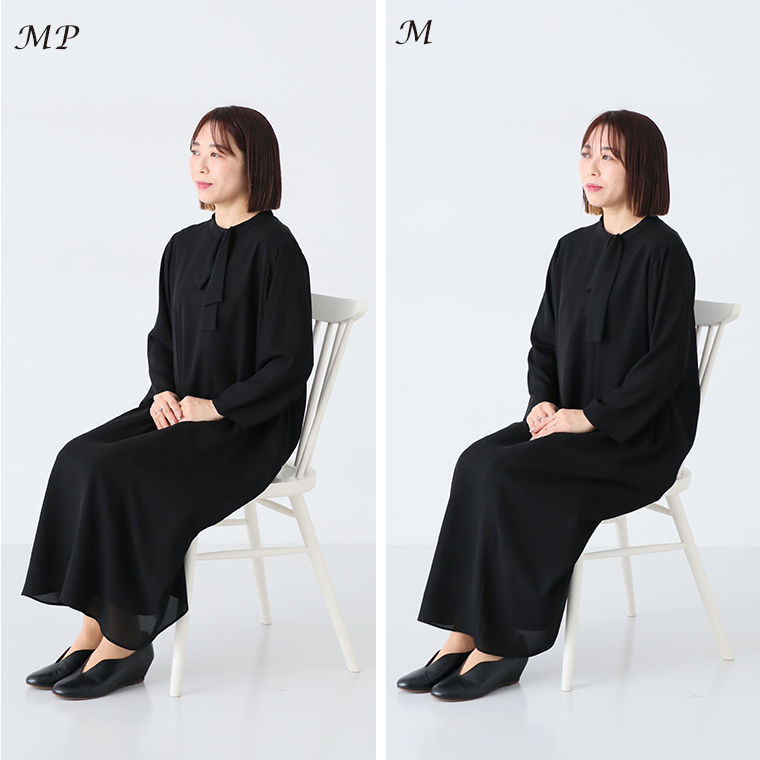 ボウタイAラインワンピースのMPとMサイズを着たスタッフ(158cm)の椅子に座った比較