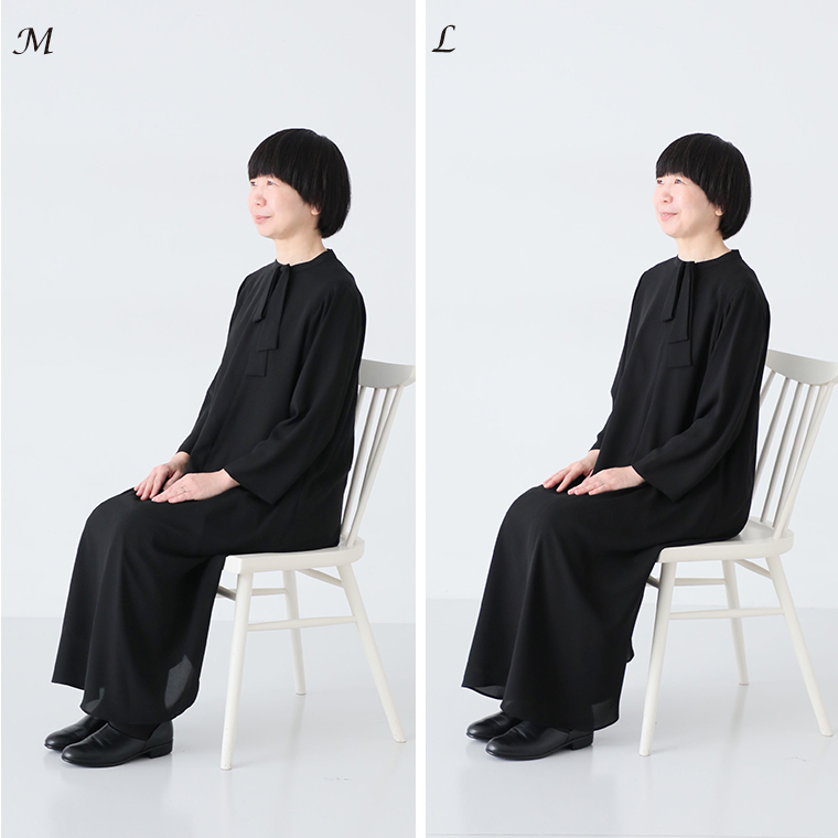 ボウタイAラインワンピースのMとLサイズを着たスタッフ(163cm)の座り比較