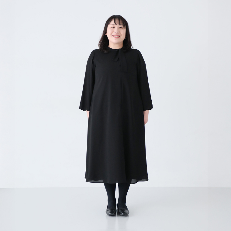 ボウタイAラインワンピースLサイズを着たスタッフ（162cm）の正面コーディネート