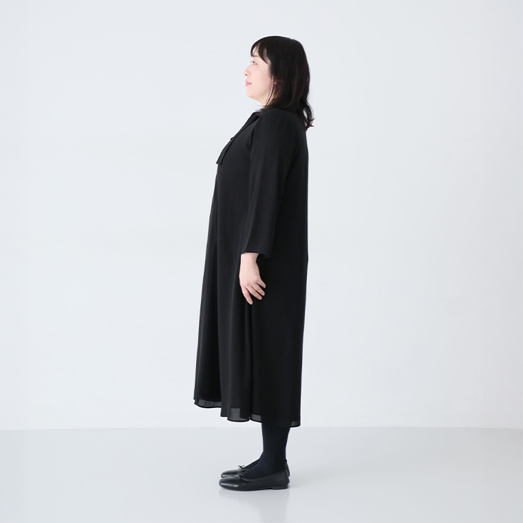 ボウタイAラインワンピースLサイズを着たスタッフ（162cm）のサイドシルエット