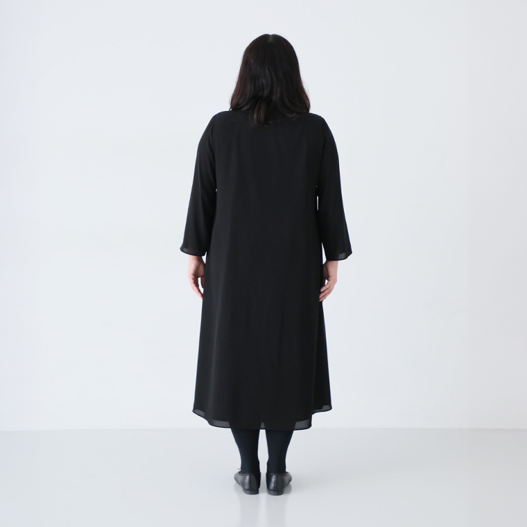 ボウタイAラインワンピースLサイズを着たスタッフ（162cm）のバックシルエット