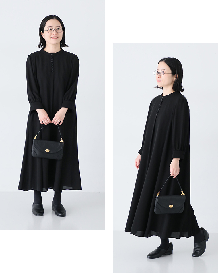 ボタンフレアワンピースMPサイズを着たスタッフ（149cm）の正面コーディネート動きあり