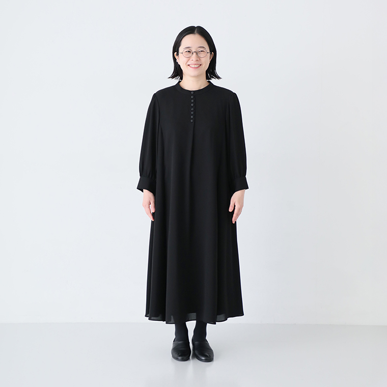 ボタンフレアワンピースMPサイズを着たスタッフ（149cm）の正面コーディネート