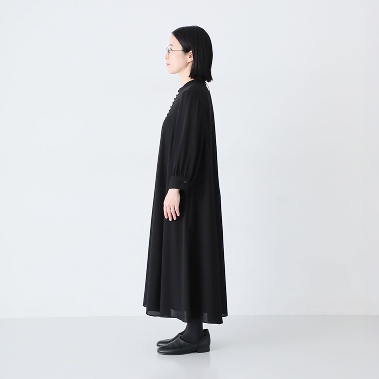 ボタンフレアワンピースMPサイズを着たスタッフ（149cm）のサイドシルエット