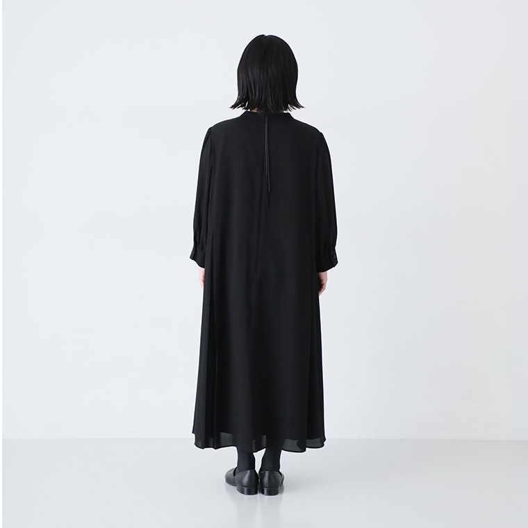 ボタンフレアワンピースMPサイズを着たスタッフ（149cm）が椅子に座ったコーディネート