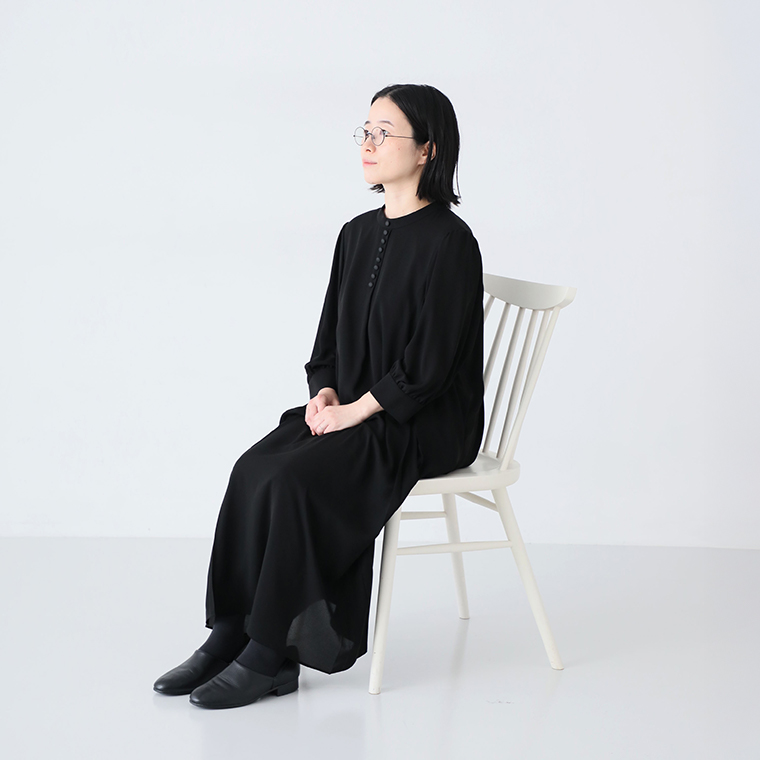 ボタンフレアワンピースMPサイズを着たスタッフ（149cm）が椅子に座ったコーディネート