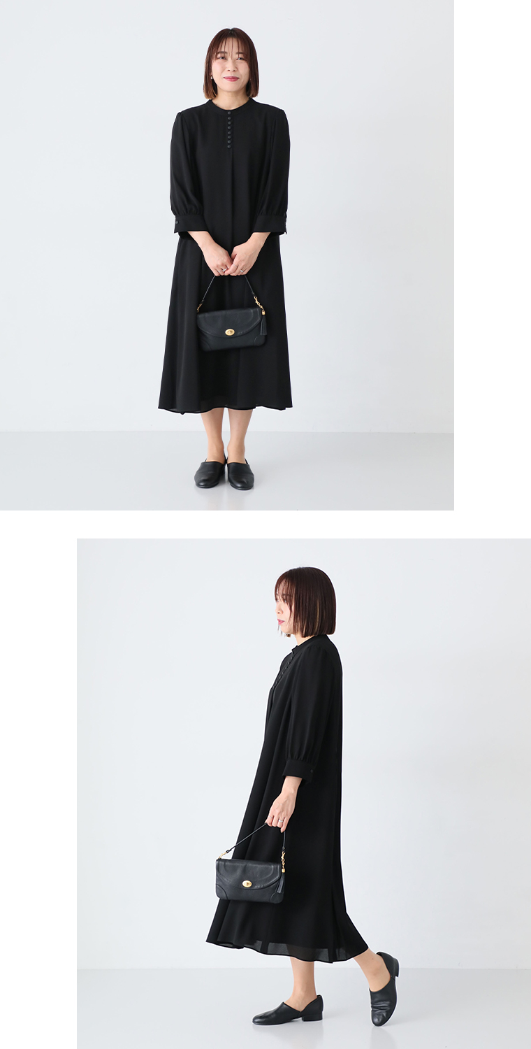 ボタンフレアワンピースMPサイズを着たスタッフ（158cm）がバッグを持った正面コーディネート
