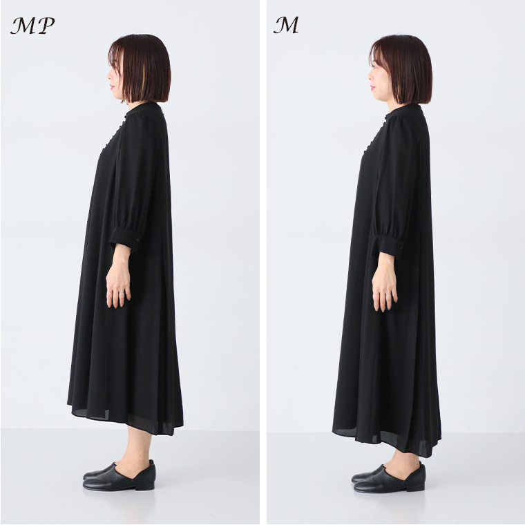 ボタンフレアワンピースのMPとMサイズを着たスタッフ（158cm）のサイド比較