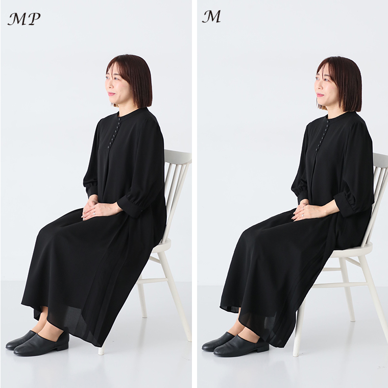 ボタンフレアワンピースのMPとMサイズを着たスタッフ（158cm）の座り比較