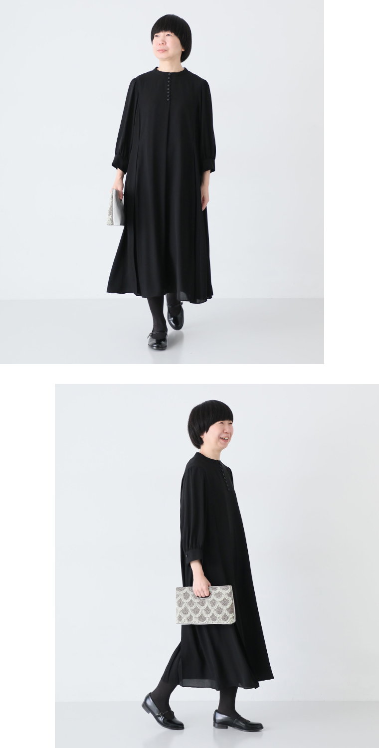 ボタンフレアワンピースMサイズを着たスタッフ（163cm）がクラッチバッグを持った正面コーディネート