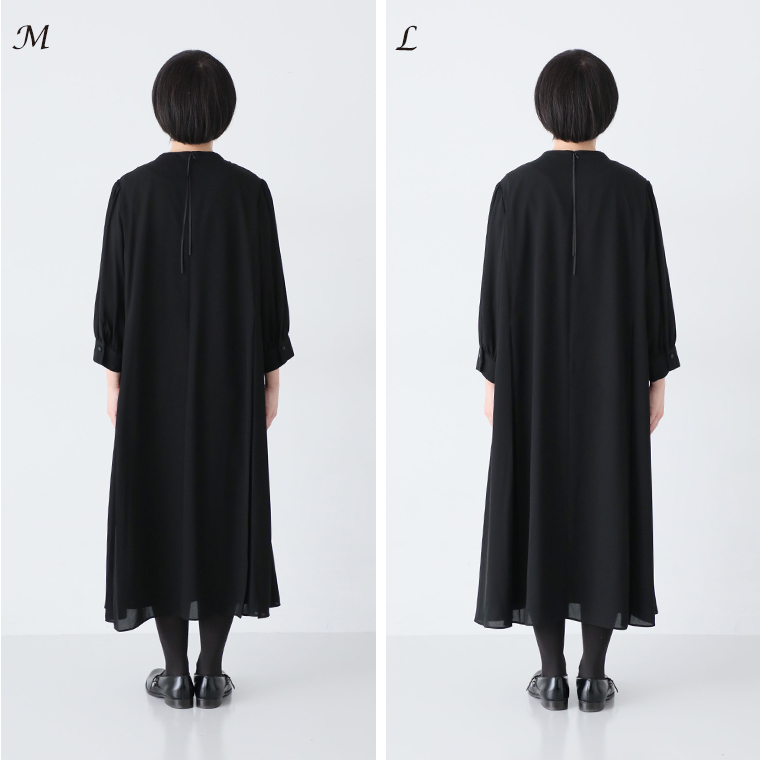 ボタンフレアワンピースのMとLサイズを着たスタッフ（163cm）のバック比較
