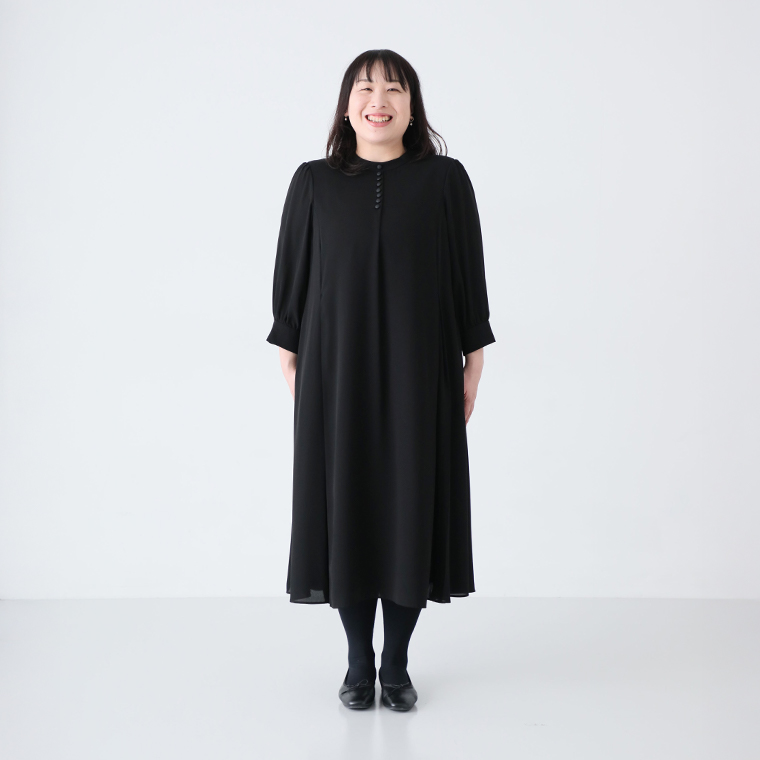 ボタンフレアワンピースLサイズを着たスタッフ（162cm）の正面コーディネート