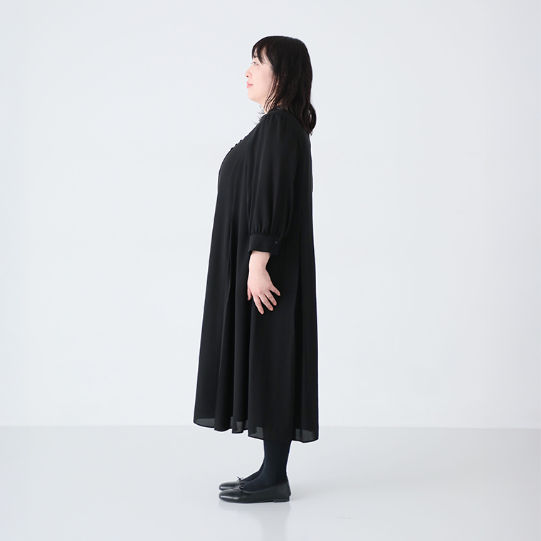 ボタンフレアワンピースLサイズを着たスタッフ（162cm）のサイドシルエット