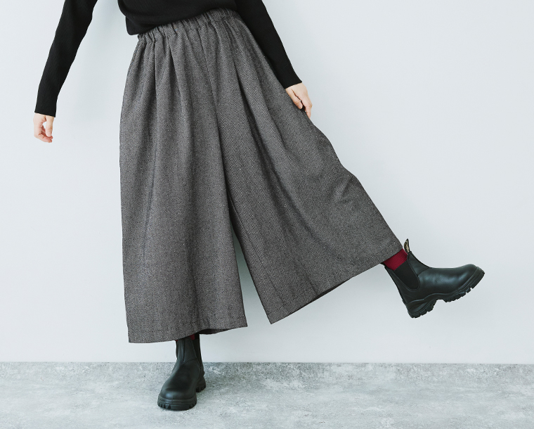 ウエストゴム仕様のブラックワイドパンツを着用したナチュラルスタイルのコーディネート