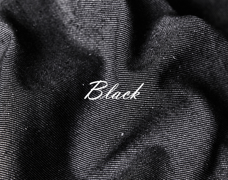 やわらかな風合いが伝わるオフホワイトカラーのワイドパンツ生地アップ