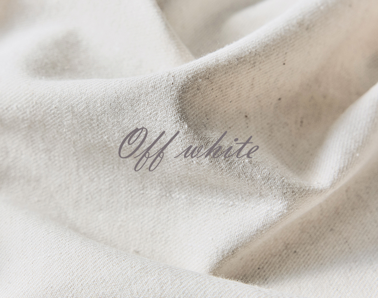 袖口のボタン仕様がさりげないアクセントになる、ブラックのロングステンカラーコート