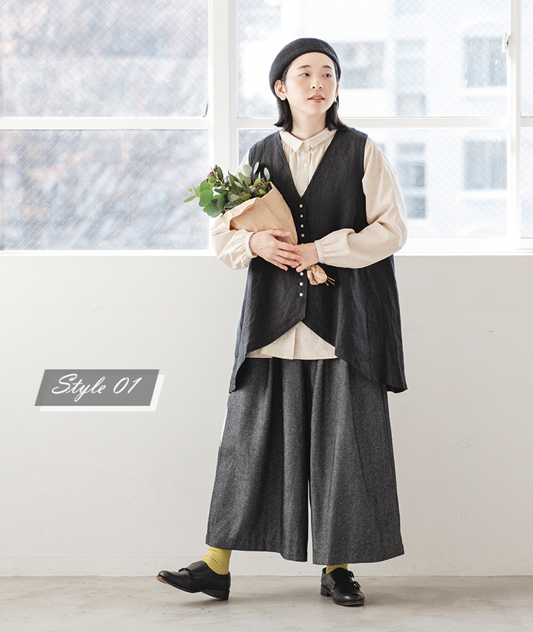 リネンベストとブラックワイドパンツを合わせたナチュラルなレディースコーディネート