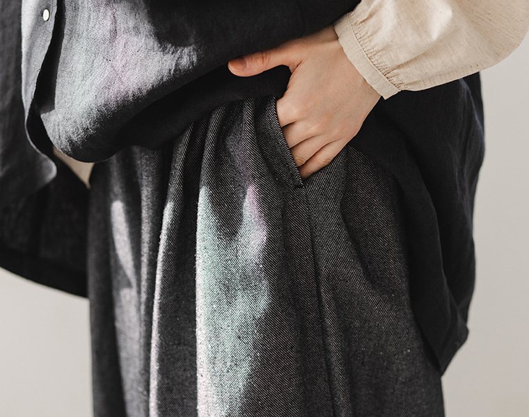 実用的なポケット付きブラックワイドパンツの生地感が分かるディテールカット