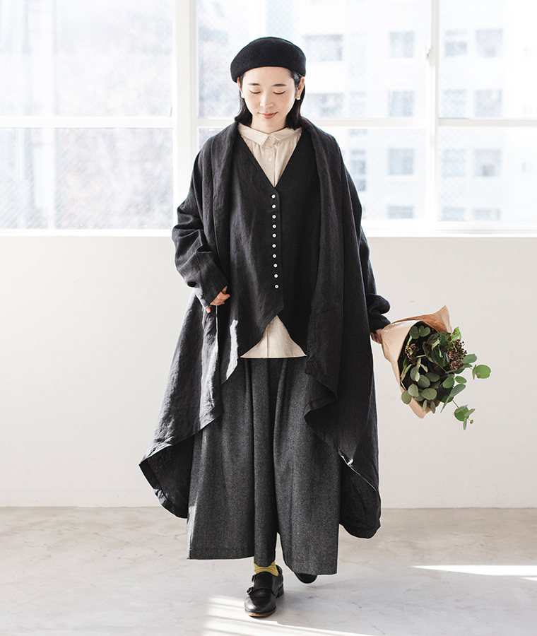 羽織りを重ねたブラックベストとワイドパンツのナチュラルレイヤードコーデ