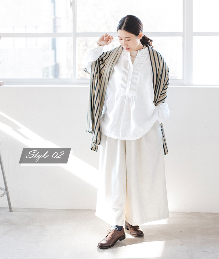 オフホワイトのワイドパンツに白ブラウスを合わせたナチュラルなレディースコーディネート