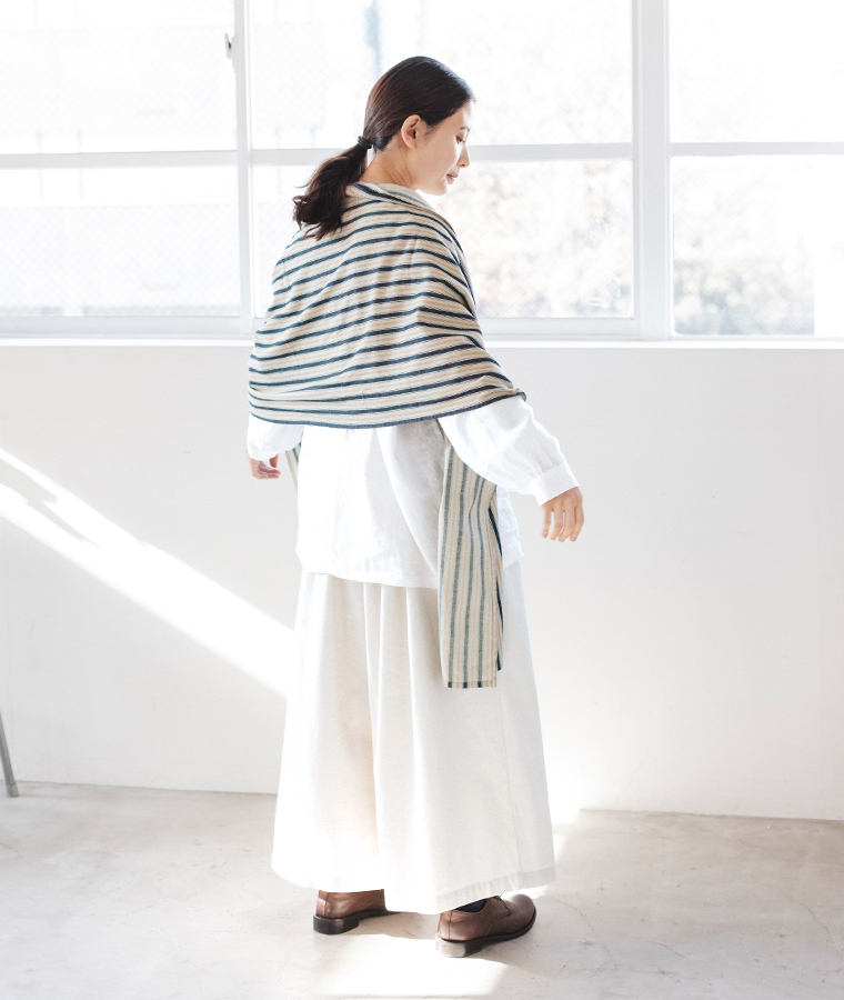 ストールを羽織ったオフホワイトワイドパンツの後ろ姿ナチュラルコーデ