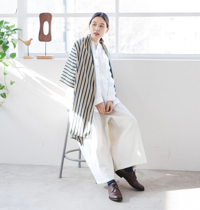 オフホワイトワイドパンツとストールを合わせたリラックス感のあるナチュラルスタイル