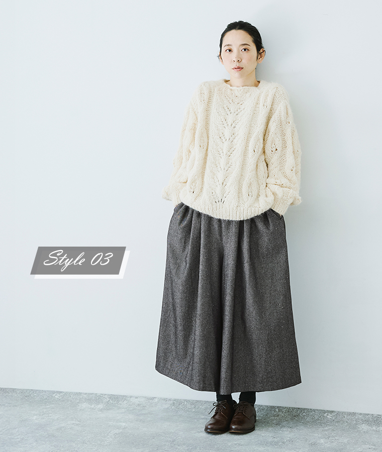 ケーブル編みニットとブラックワイドパンツを合わせた大人ナチュラルなレディースコーディネート