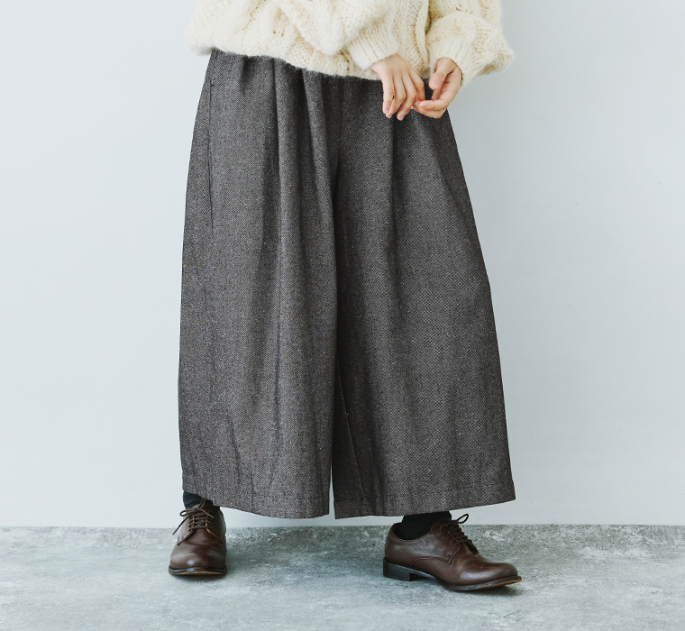 落ち感のあるブラックワイドパンツのシルエットが分かる着用イメージ