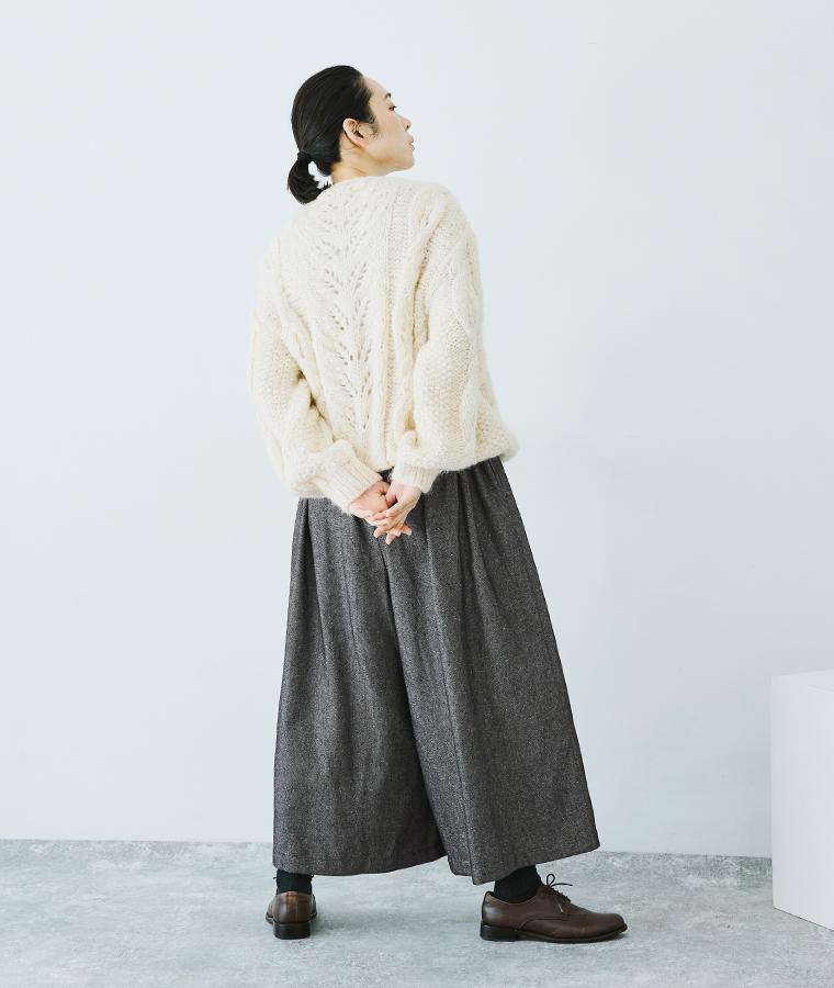 ケーブルニットとブラックワイドパンツの後ろ姿が映えるナチュラルコーデ