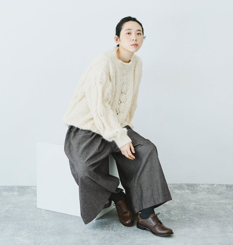 ニットとブラックワイドパンツを合わせたリラックス感のある大人カジュアルスタイル