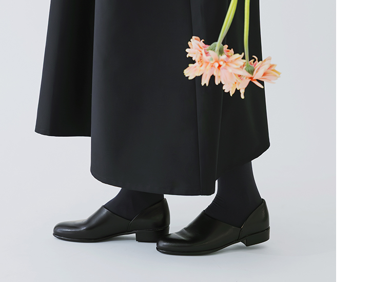 ワンピースにレディースポック スコッチガード（ブラック）を合わせた足元コーディネート