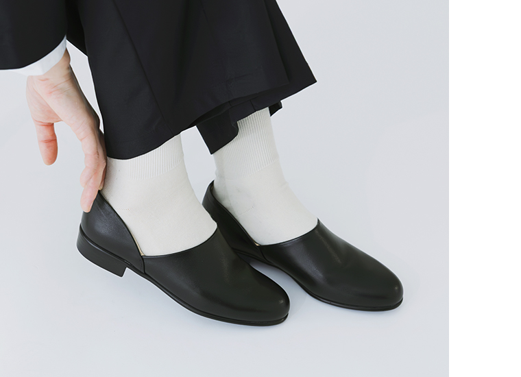 ソックス合わせで履いたレディースポック スコッチガード（ブラック）の足元イメージ