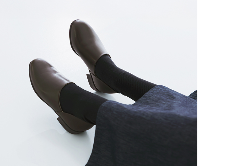 ワンピースにレディースポック スコッチガード（ブラウン）を合わせた足元コーディネート