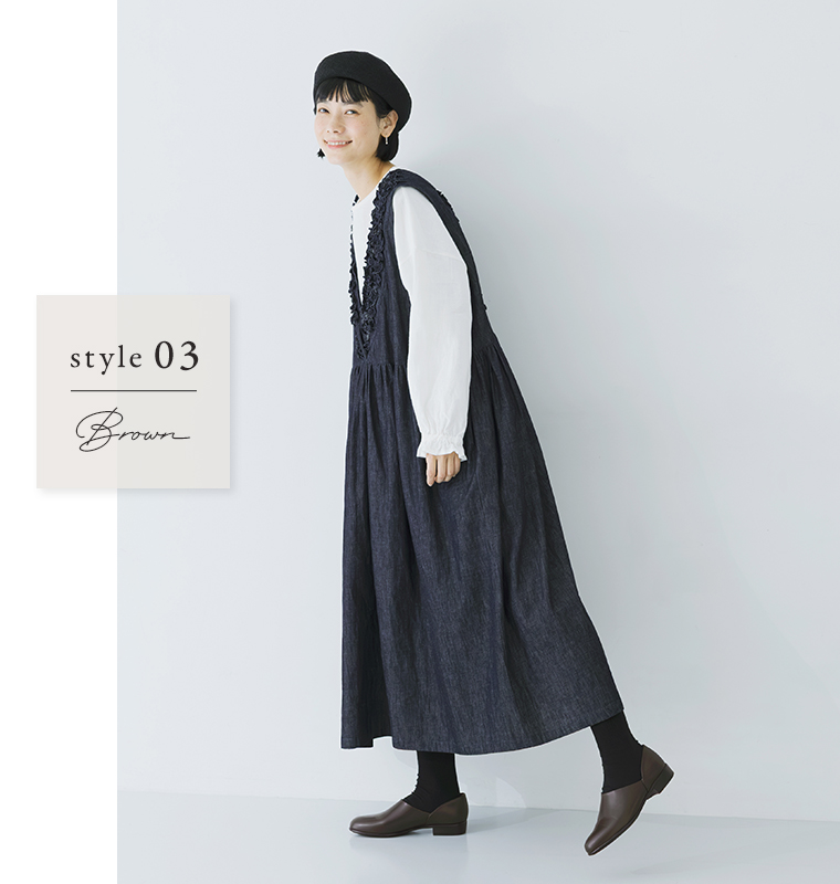 レディースポック スコッチガード（ブラウン）を合わせたワンピーススタイル